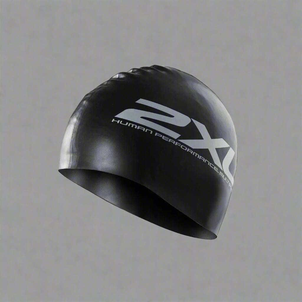 2XU_Silicone_Swim_Cap_Black_Fullimage_InstaSport