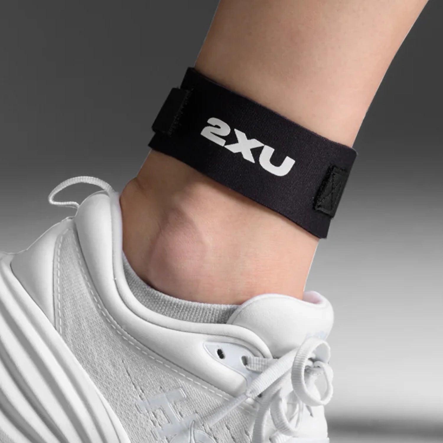 2XU_Time_Chip_Strap_Black_Specview_InstaSport