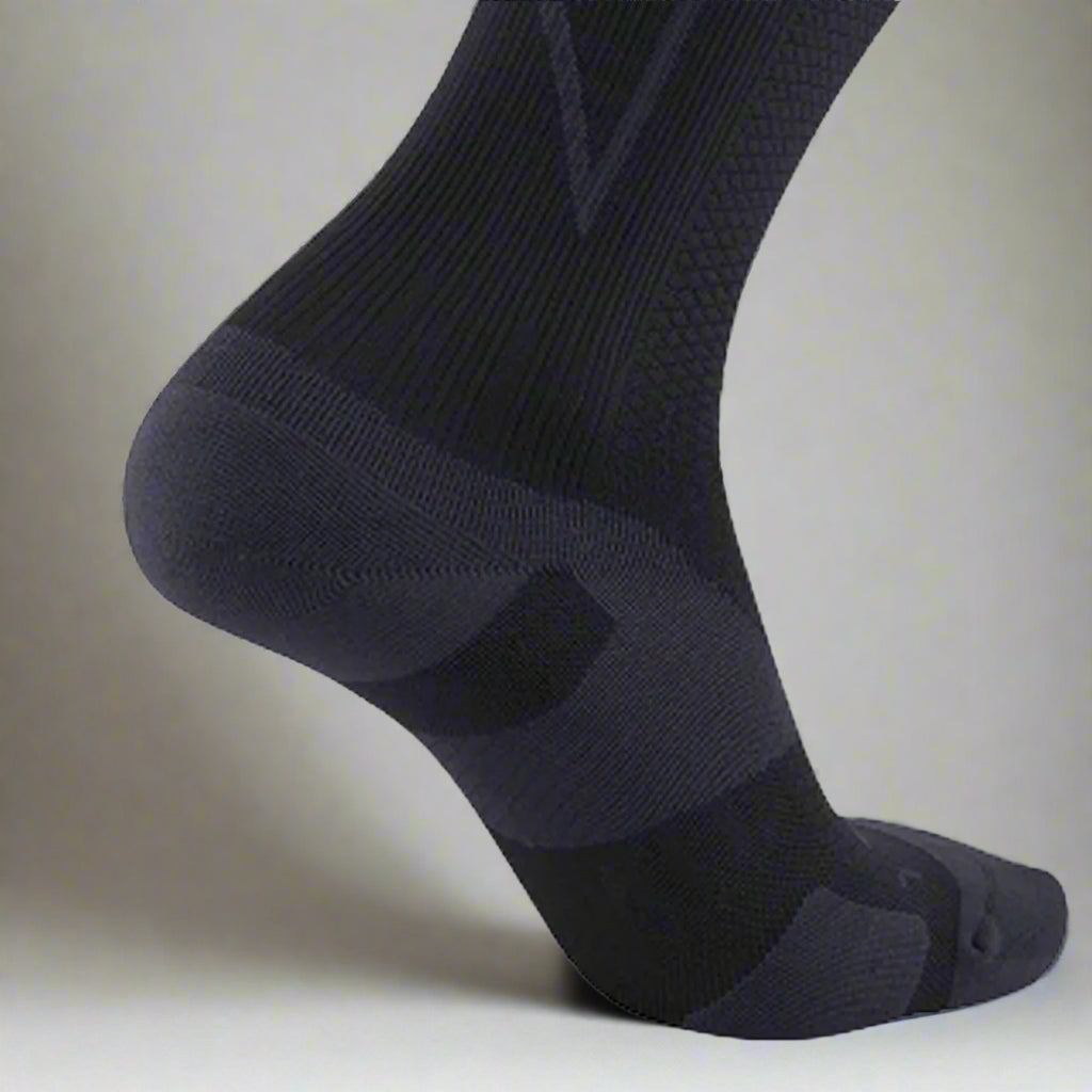 2XU_Vectr_Cushion_No_Show_Socks_BlackTitanium_Foot_Instasport