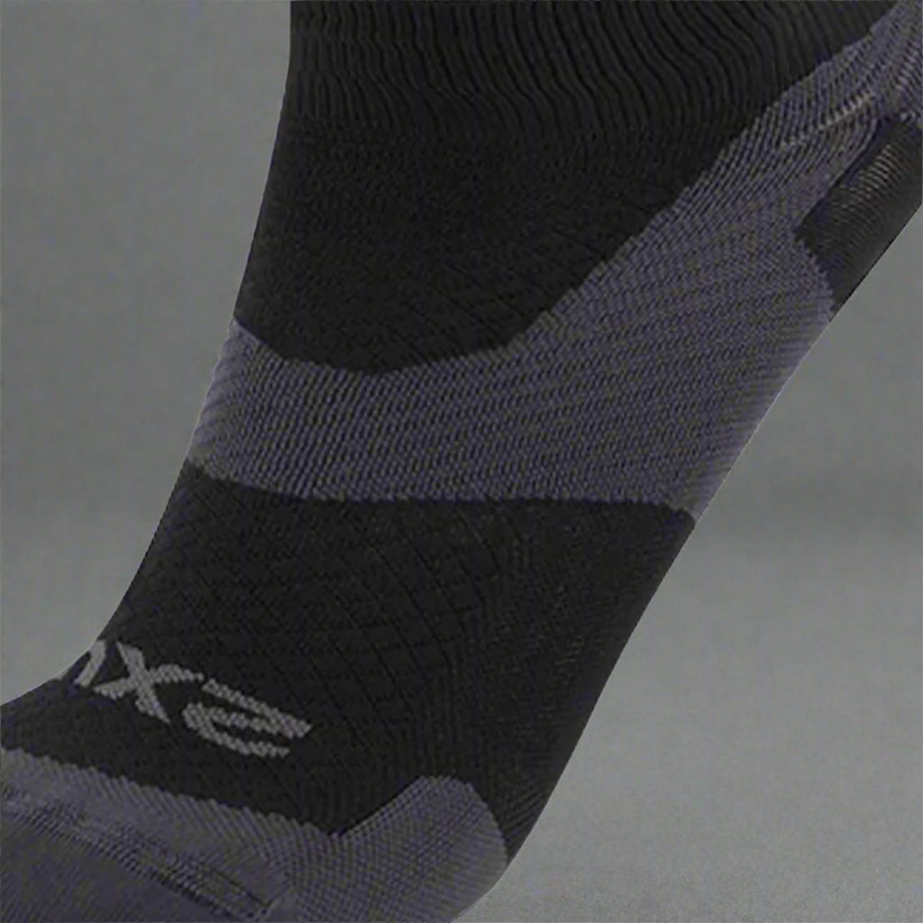 2XU_Vectr_Ultralight_14Crew_Socks_BlackTitanium_Sideview_Instasport