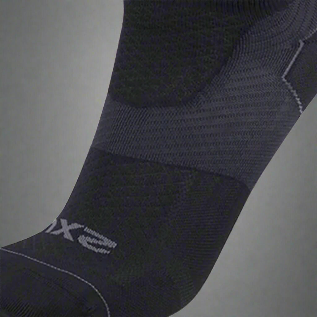 2XU_Vectr_Ultralight_BlackTitanium_Sidezoomed_Instasport