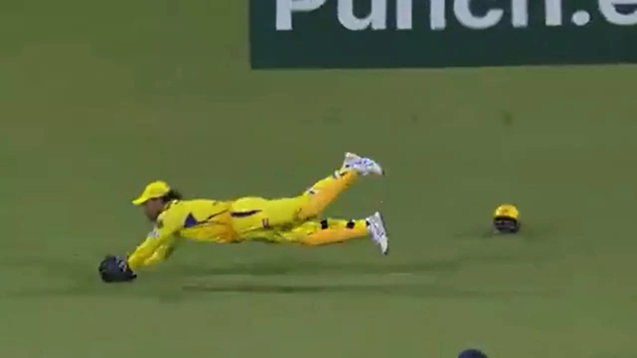 MS Dhoni's Age-Defying Catch Stuns Crowd in CSK's Match Against Gujarat Titans