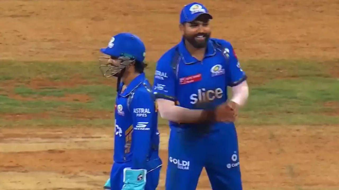 Rohit Sharma's Stump-Mic Chatter Targets Dinesh Karthik