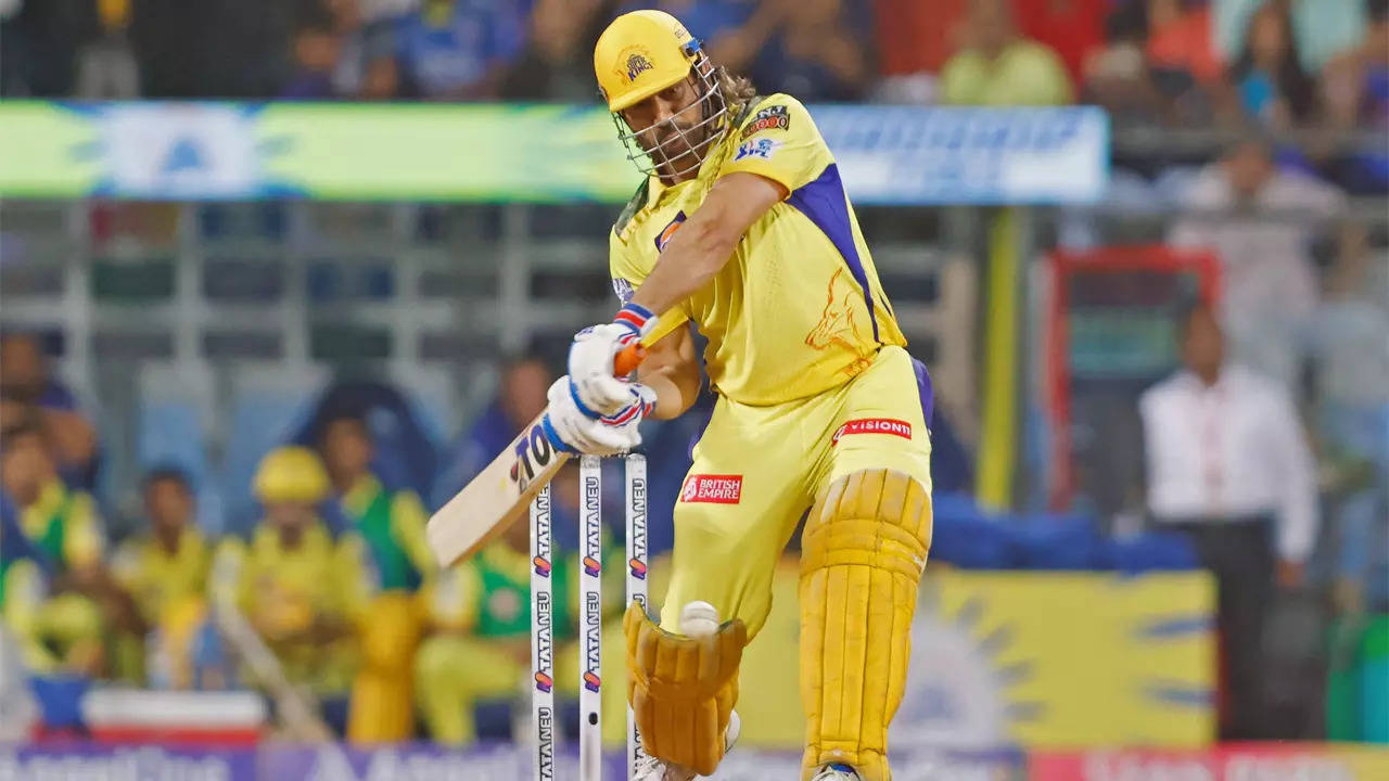 MS Dhoni's Batting Prowess Impresses AB de Villiers, Warrants Promotion Up the Order