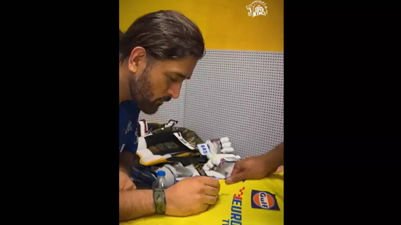 MS Dhoni Gifts Autographed Jersey to 103-Year-Old Superfan