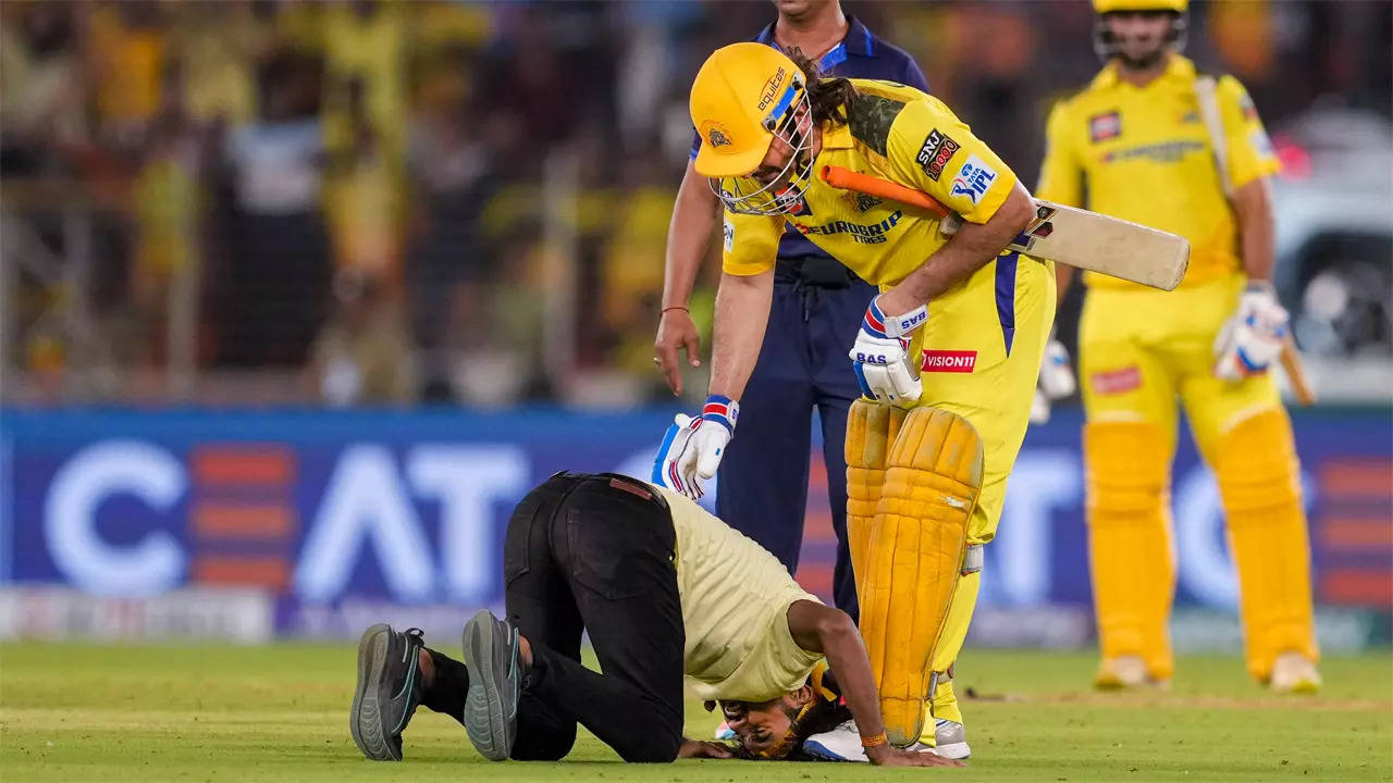 MS Dhoni's Enduring Popularity: Fans Breach Security to Touch His Feet