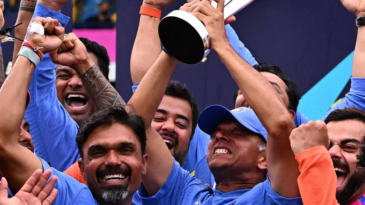 Rahul Dravid's Emotional Farewell as India Wins T20 World Cup