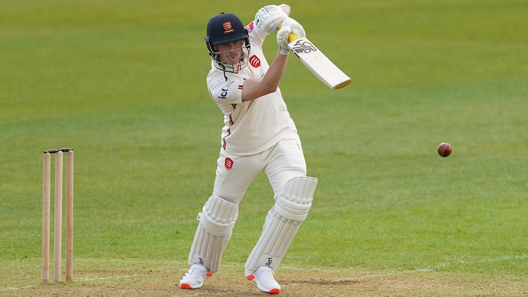 Essex Fight Back with Unbroken Century Stand to Keep Warwickshire Hopes Alive