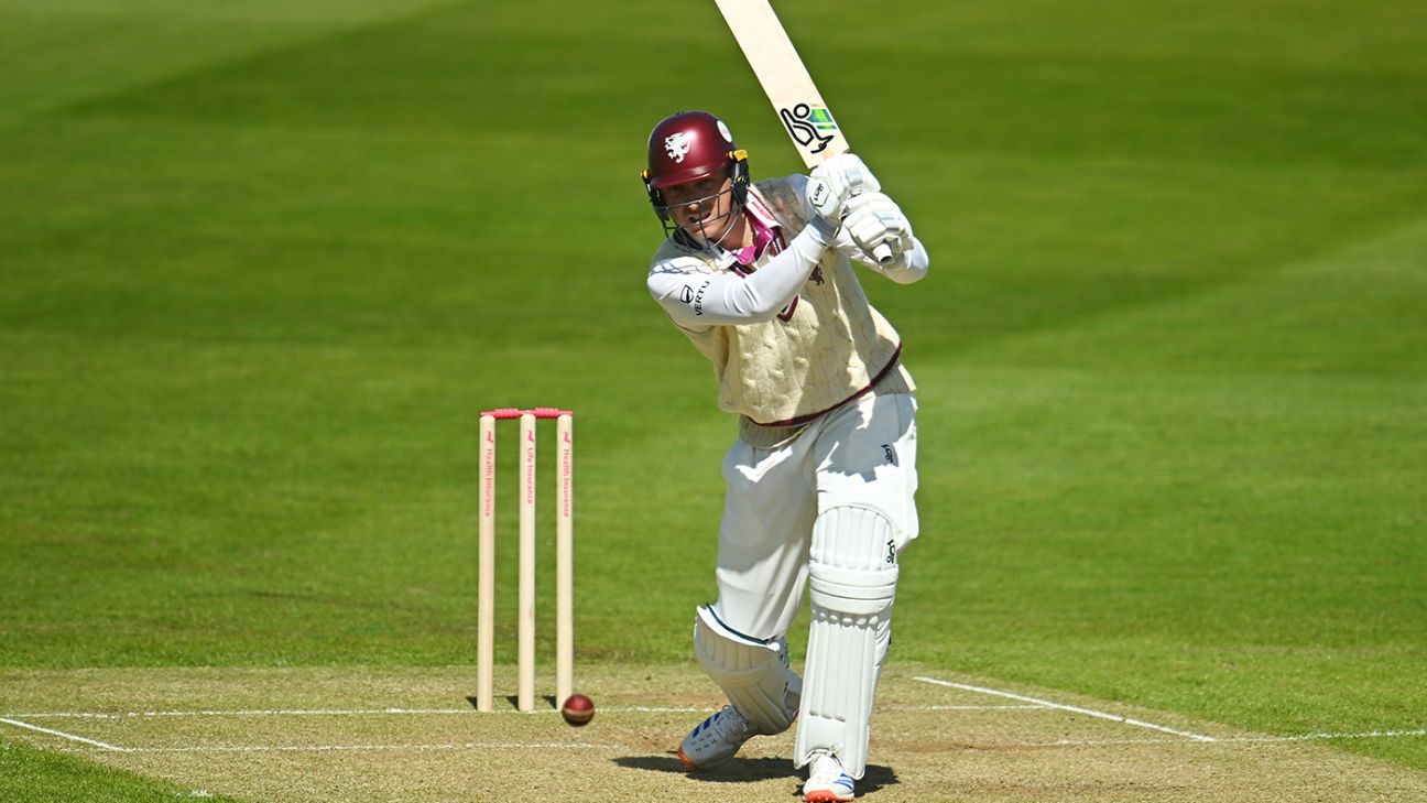 Banton and Abell Rescue Somerset from Warwickshire Onslaught