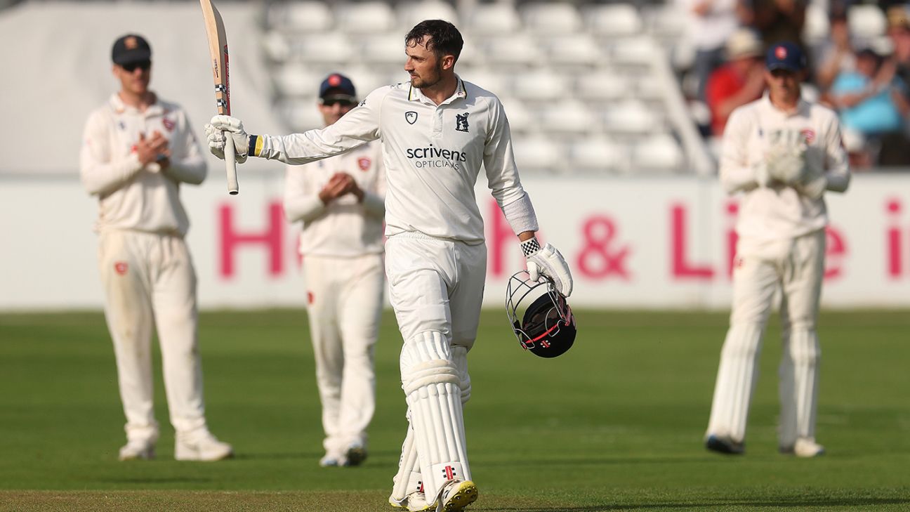 Warwickshire Duo Rescue Team with Record Seventh-Wicket Stand