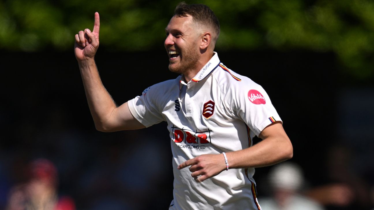 Porter's Five-Wicket Haul Gives Essex Advantage Over Worcestershire