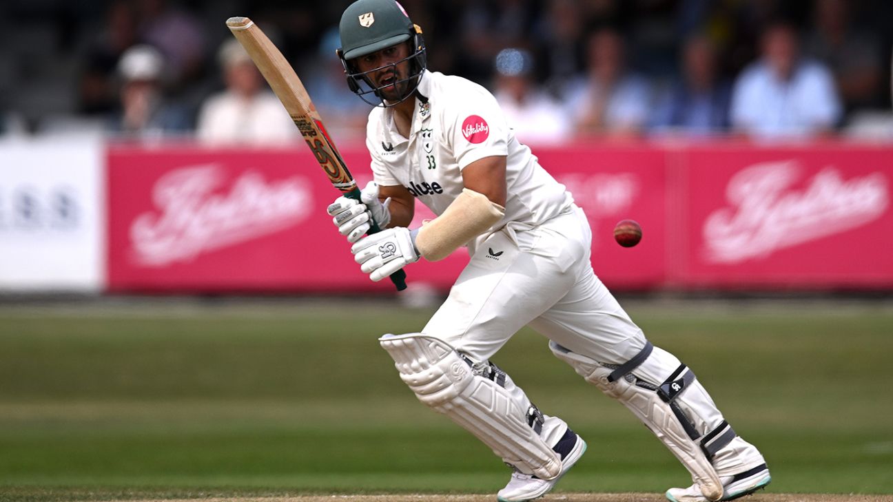 D'Oliveira Inspires Worcestershire Recovery in Warwickshire Clash