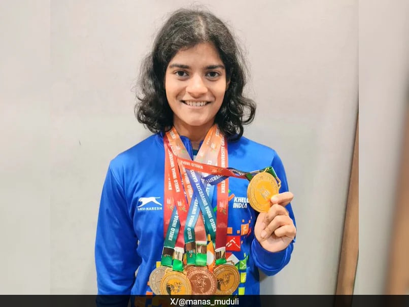 Pratyasa Ray Wins Prestigious Ekalabya Puraskar for Swimming Excellence