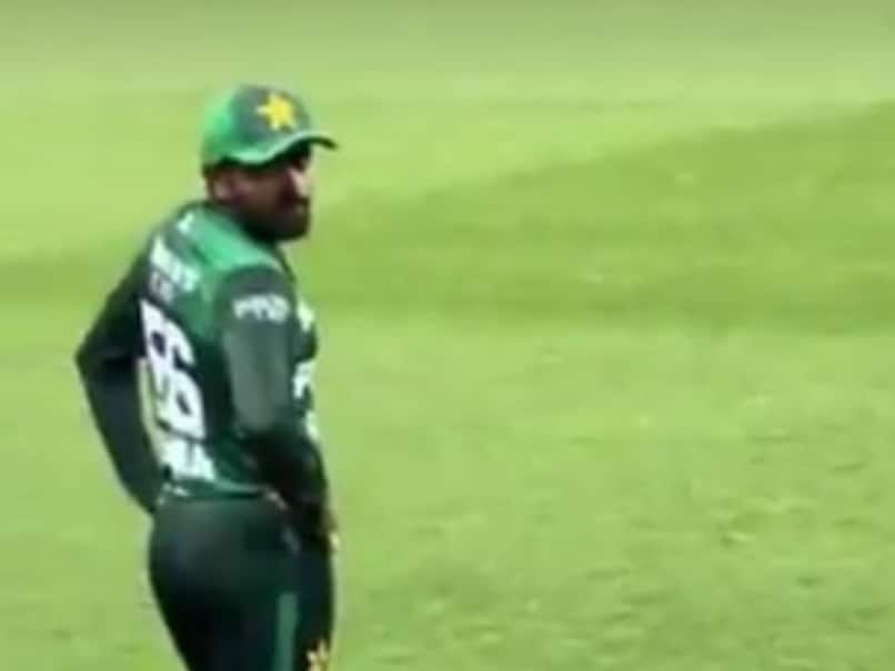 Babar Azam Confronted by Angry Fans Amid Poor Batting Form