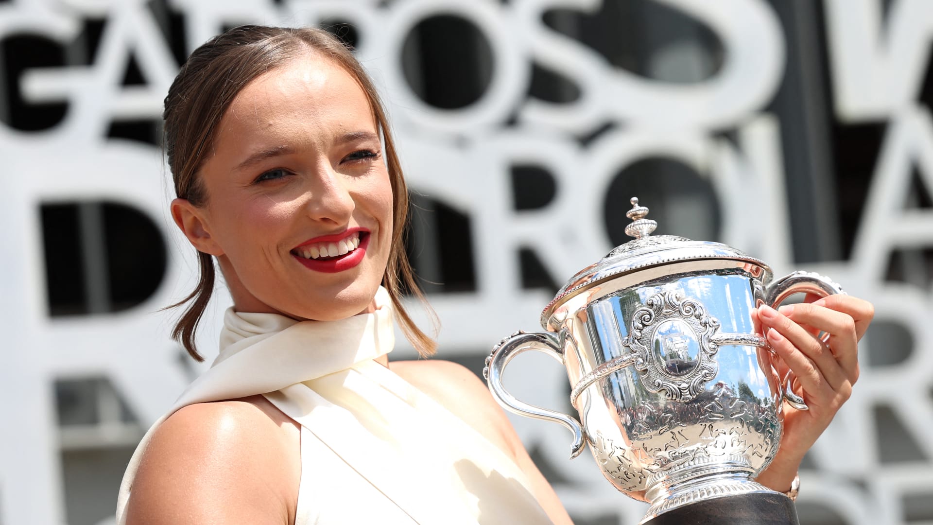 Iga Swiatek Makes History with Fourth Roland Garros Title