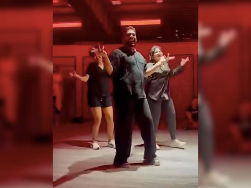 Muralitharan's Doppelgänger Dances to 'Tauba Tauba,' Impresses Social Media