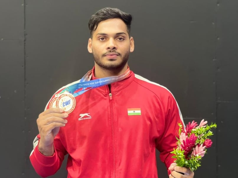 Indian Weightlifter Valluri Ajaya Babu Breaks Records, Wins Gold at Commonwealth Championships