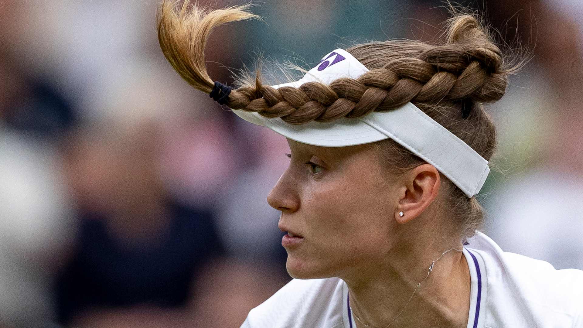 Elena Rybakina Emerges as Wimbledon Favorite Despite Swiatek's Dominance