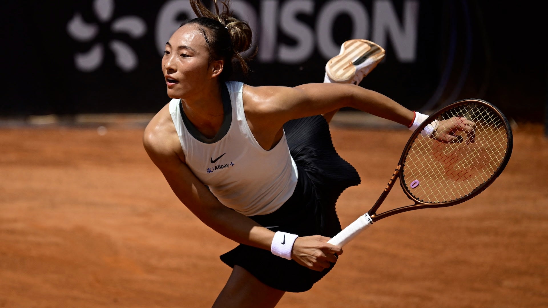 Zheng Qinwen Returns to Winning Ways in Rome After Injury Setback