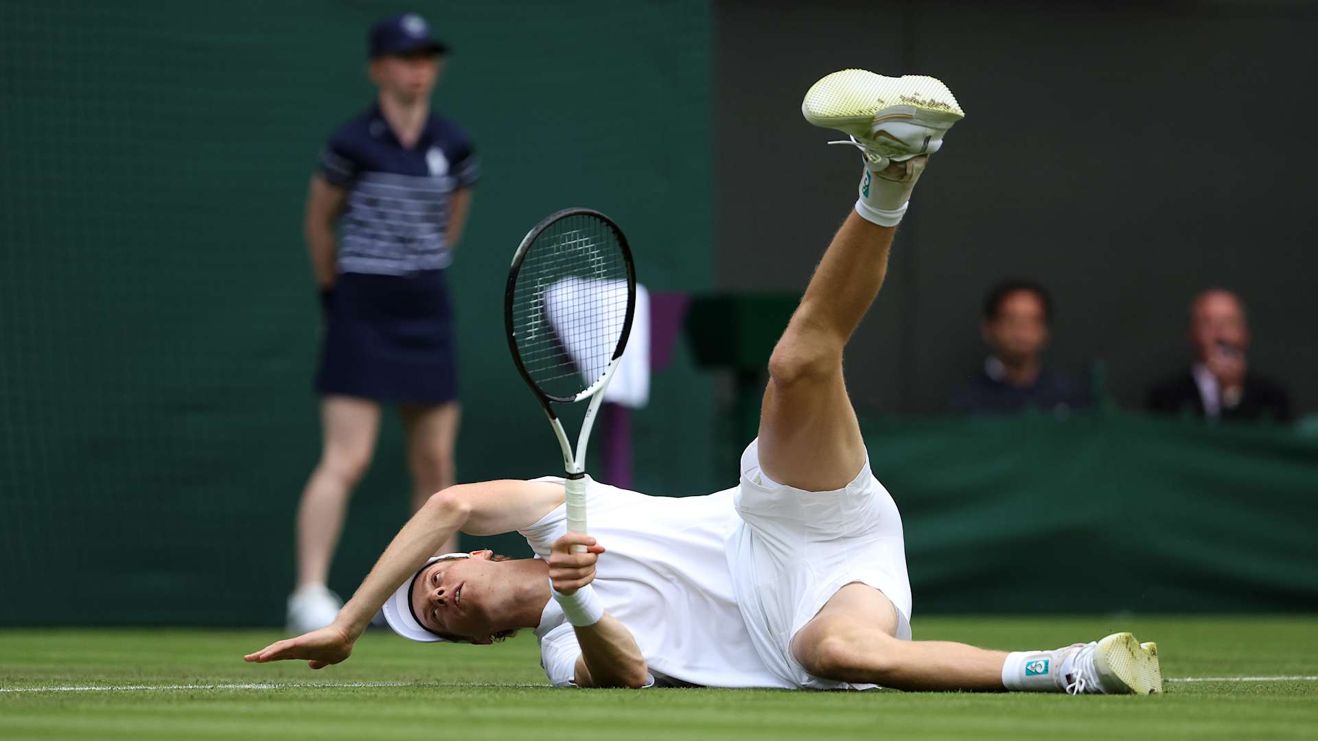 Sinner Overcomes Hip Scare, Hanfmann Challenge in Wimbledon Debut