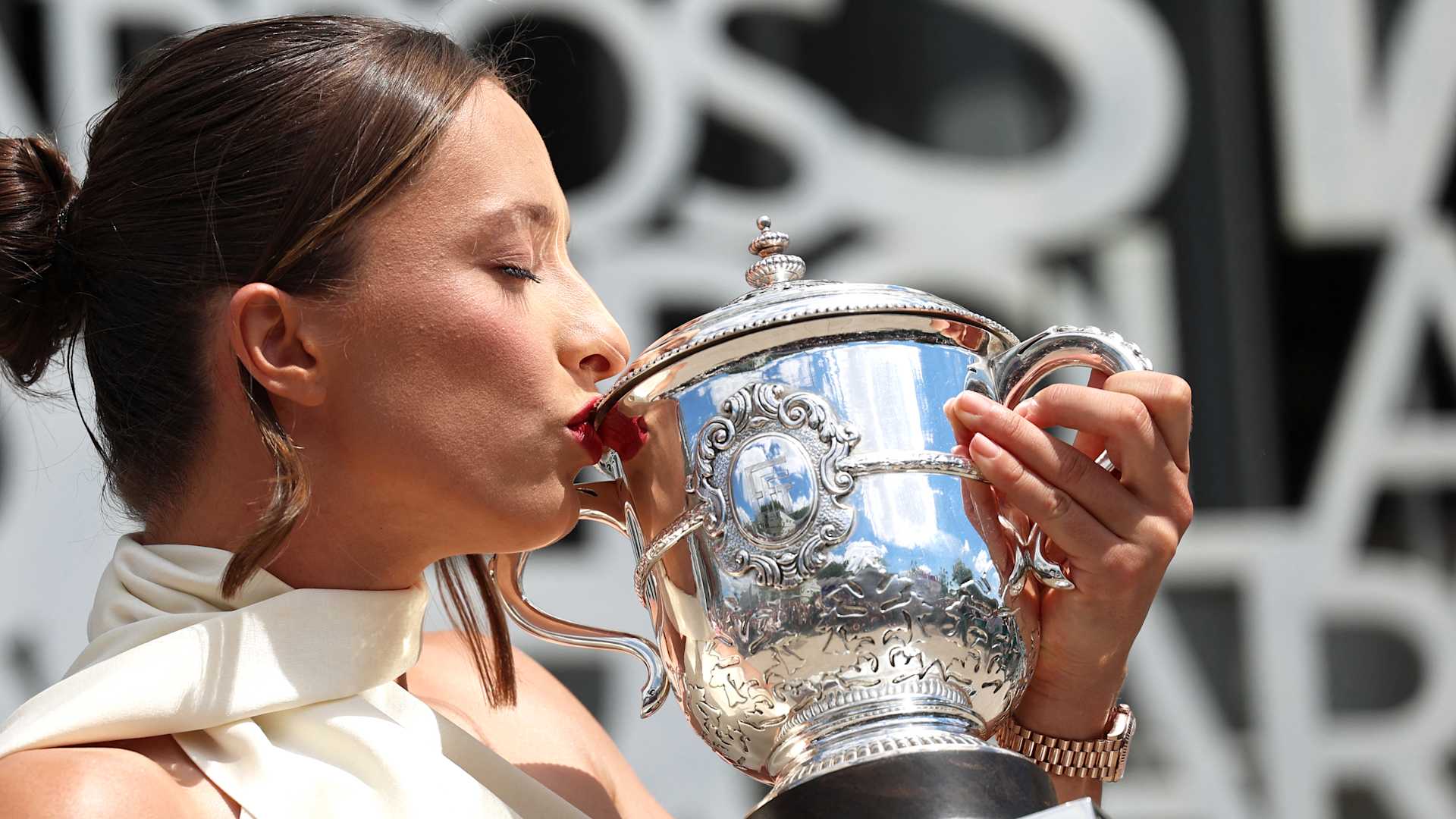 Polish Tennis Triumphs: Frech Wins WTA Title, Swiatek Ties Barty for No. 1