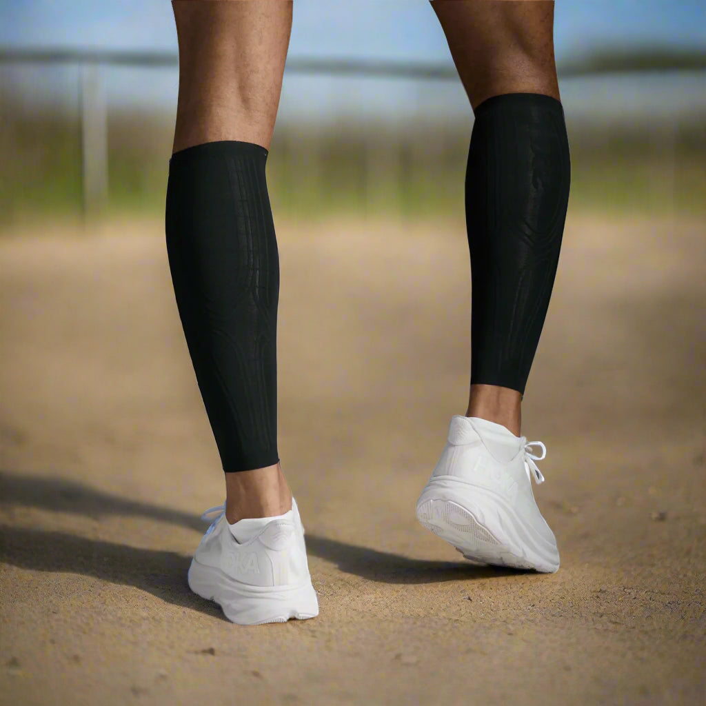 2XU_Compression_Calf_guards_Backview_BlackGold_Instasport