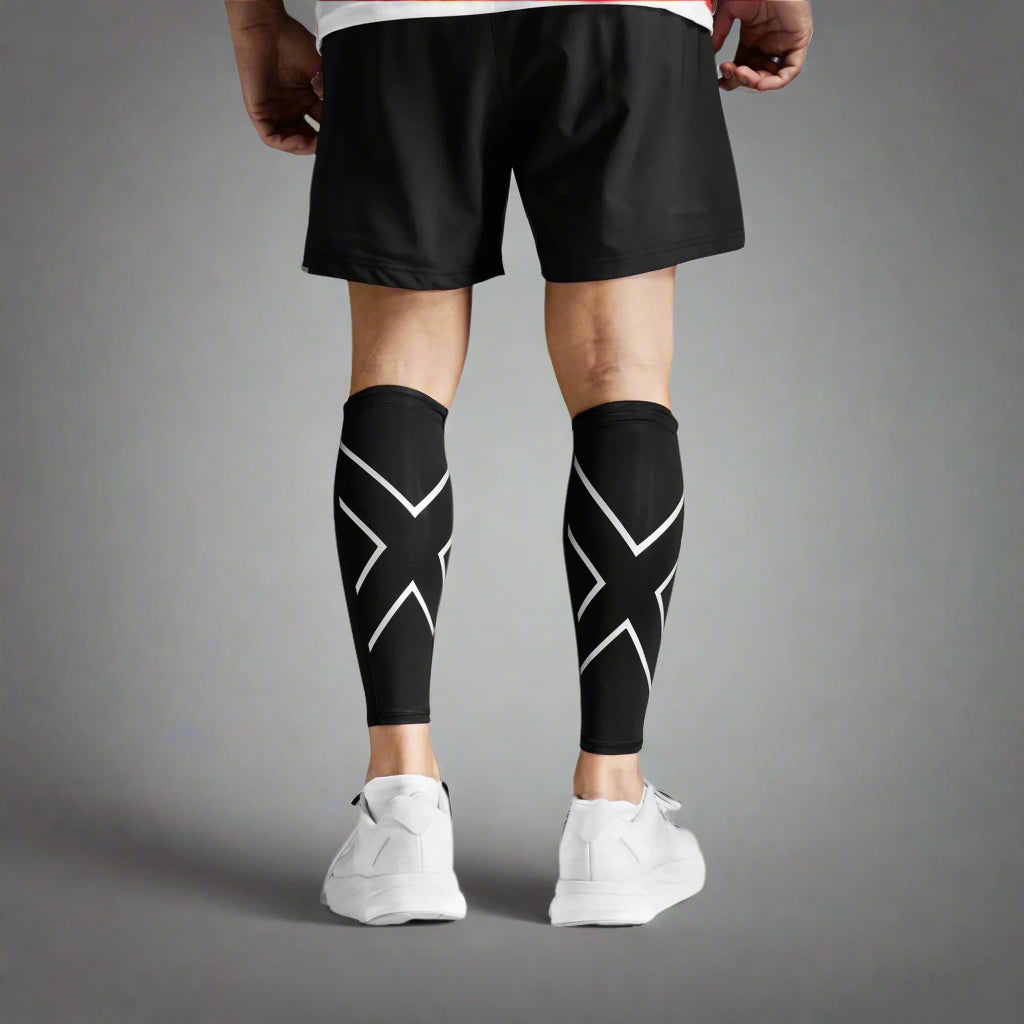 2XU_Compression_Calf_guards_Black_Back_Instasport