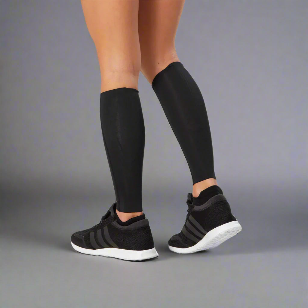 2XU_Elite_MCS_Comp_Calf_Guards_BlackNero_Spec_Instasport