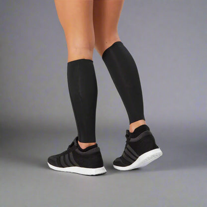 2XU_Elite_MCS_Comp_Calf_Guards_BlackNero_Spec_Instasport