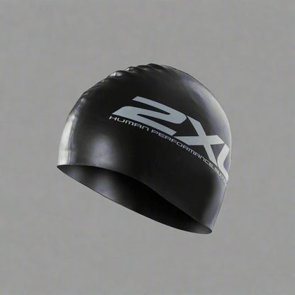 2XU_Silicone_Swim_Cap_Black_Fullimage_InstaSport