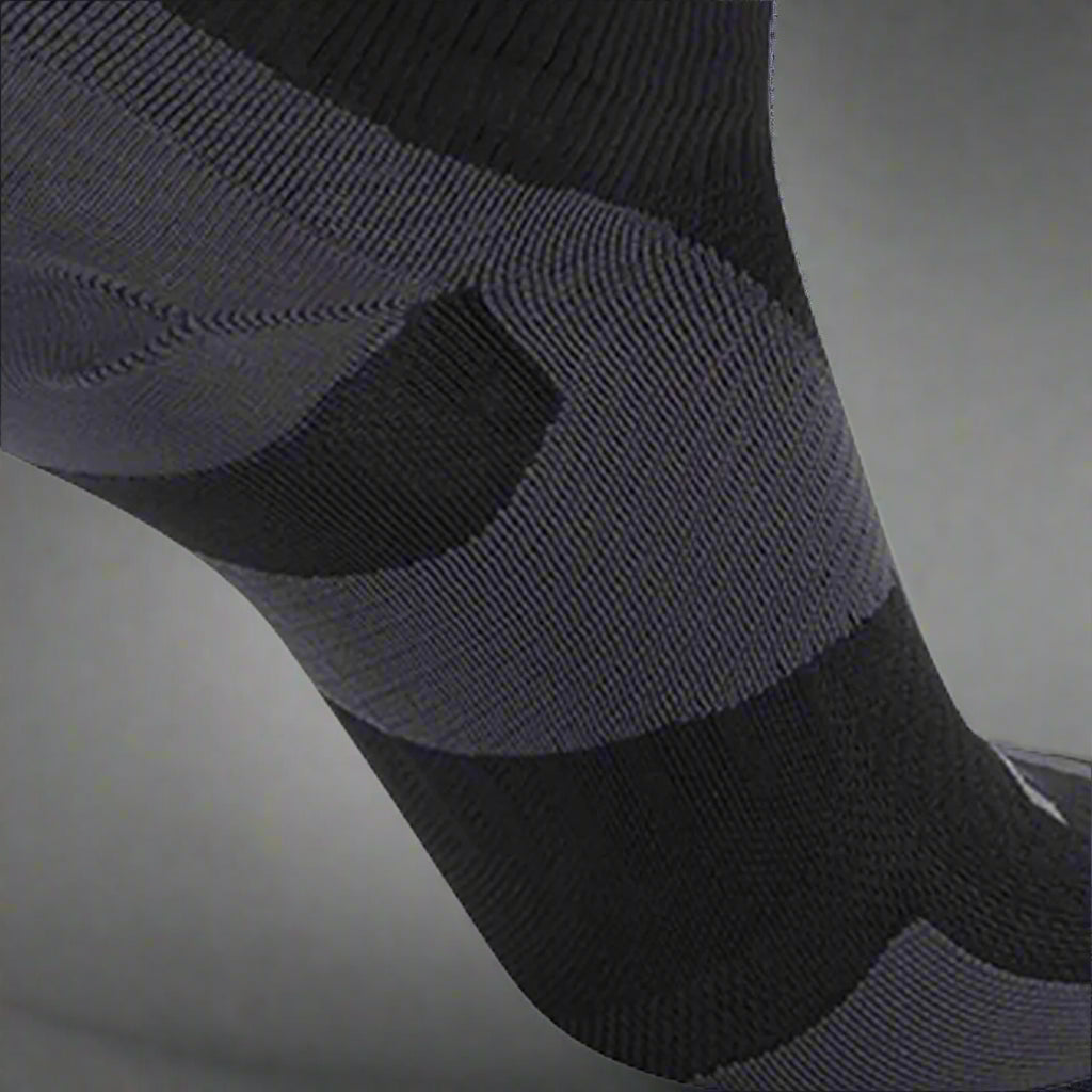 2XU_Vectr_Ultralight_14Crew_Socks_BlackTitanium_Zoomview_Instasport