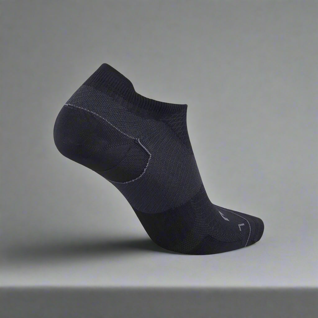 2XU_Vectr_Ultralight_BlackTitanium_Backview_Instasport