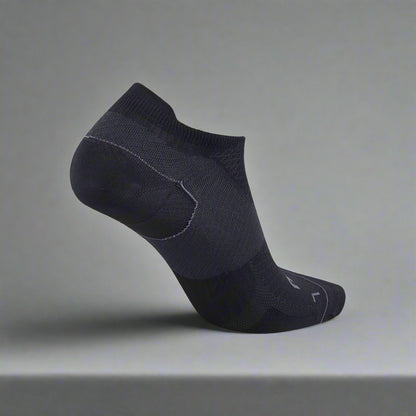2XU_Vectr_Ultralight_BlackTitanium_Backview_Instasport