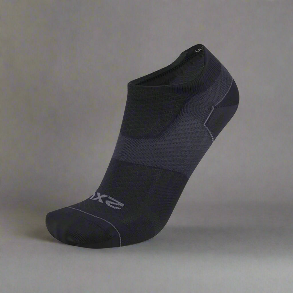 2XU_Vectr_Ultralight_BlackTitanium_Fullimage_Instasport