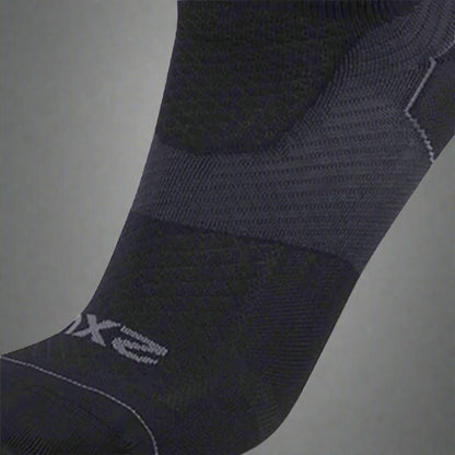 2XU_Vectr_Ultralight_BlackTitanium_Sidezoomed_Instasport