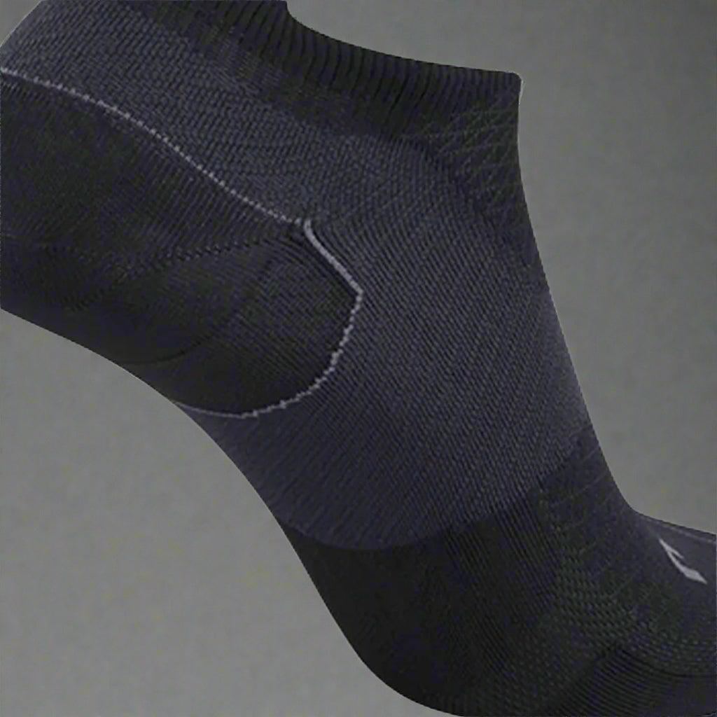 2XU_Vectr_Ultralight_BlackTitanium_foot_Instasport
