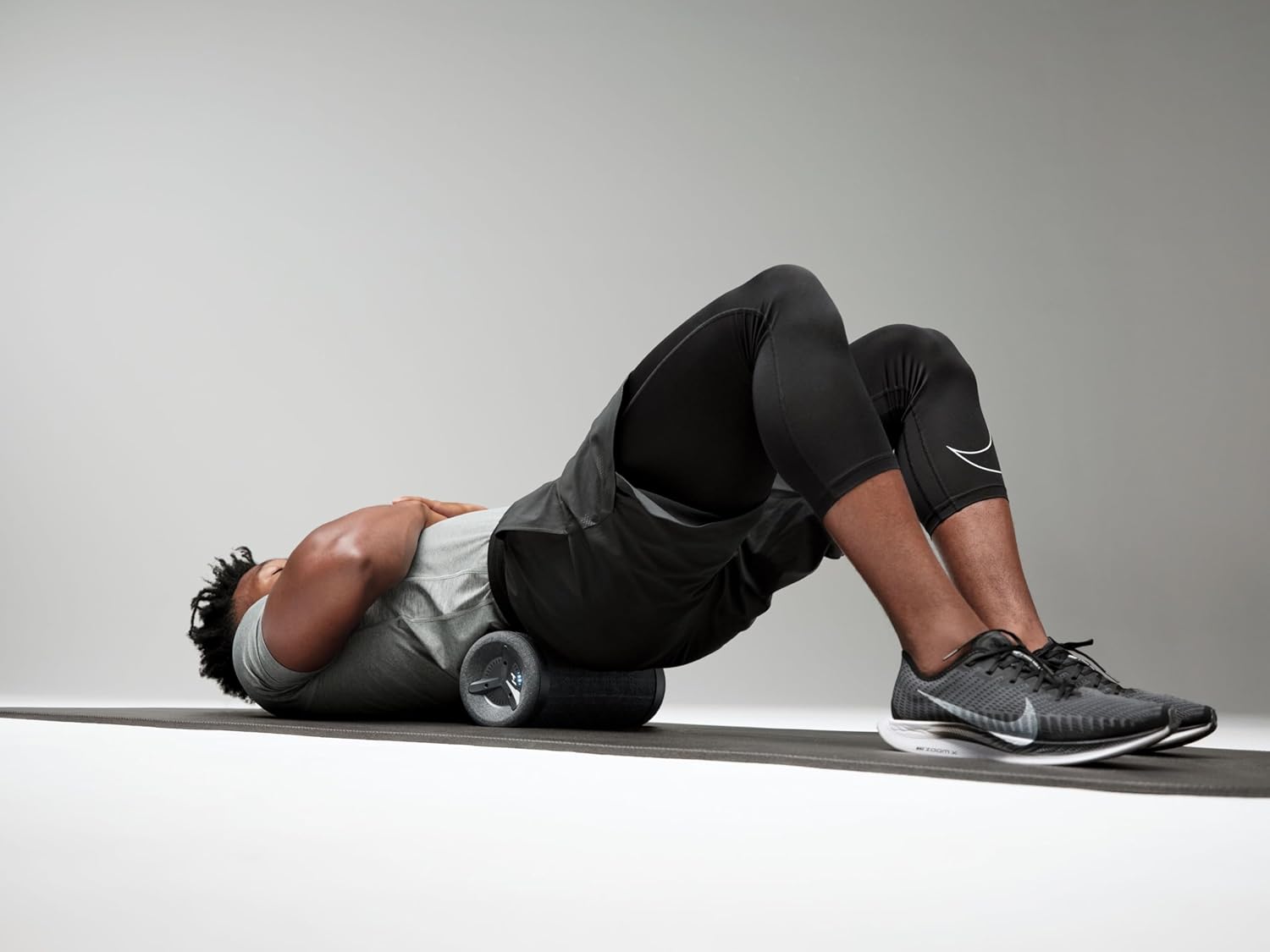 Hyperice_Vyper_3_Massage_Roller_Male_InstaSport