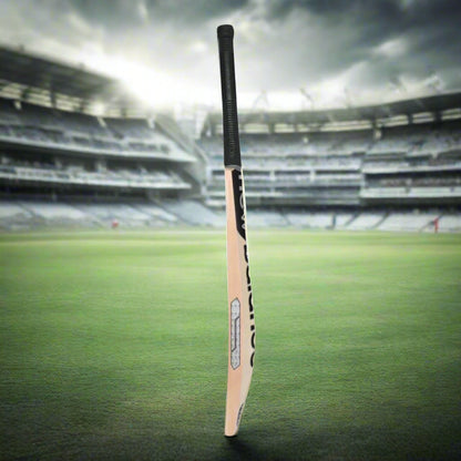 NewBalance_Heritage300i_Max_KW_Grade2_CricketBat_Side_Instasport